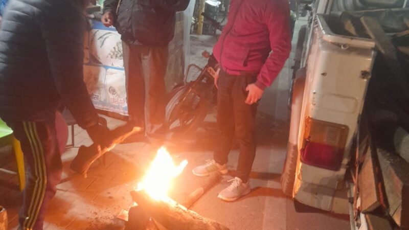 हरिद्वार : जिले में में जगह-जगह जलाए जा रहे हैं अलाव, डीएम धीराज सिंह गर्ब्याल ने अधिकारियों को दिए निर्देश, जरूरत होने पर की जाए कम्बल वितरण एवं अलाव की व्यवस्था