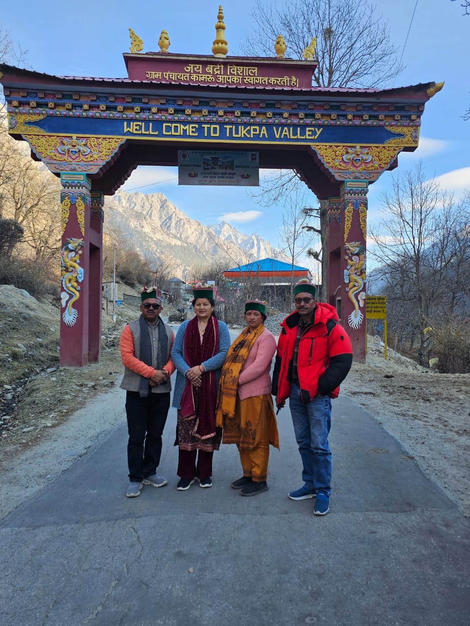 श्री बदरीनाथ मंदिर कामरू किन्नौर के बीकेटीसी उपाध्यक्ष किशोर पंवार तथा पूर्व सदस्य जयदीप मेहता ने किये सपरिवार दर्शन