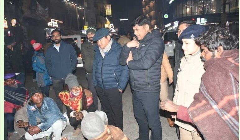 डीएम एवं एसएसपी ने देर रात्रि को हरकीपैड़ी, बस अड्डा, रेलवे स्टेशन सहित विभिन्न स्थानों  में पहुंचकर ठण्ड में निराश्रित, बेसहारा लोगों का जाना हालचाल, कम्बलों का किया वितरण
