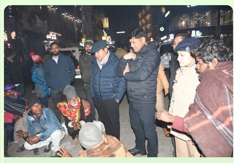 डीएम एवं एसएसपी ने देर रात्रि को हरकीपैड़ी, बस अड्डा, रेलवे स्टेशन सहित विभिन्न स्थानों  में पहुंचकर ठण्ड में निराश्रित, बेसहारा लोगों का जाना हालचाल, कम्बलों का किया वितरण