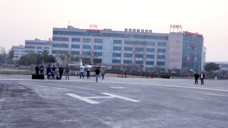 ड्रोन के जरिए सीएचसी हिंडोलाखाल पहुंचाई टीबी की दवा, एम्स की ड्रोन स्वास्थ्य सेवा का दूसरा परीक्षण भी रहा सफल, आपातकाल के लिए जल्द कराई जाएगी पहाड़ के स्वास्थ्य संस्थाओं एवं दुर्गम इलाकों की ड्रोन मैपिंग