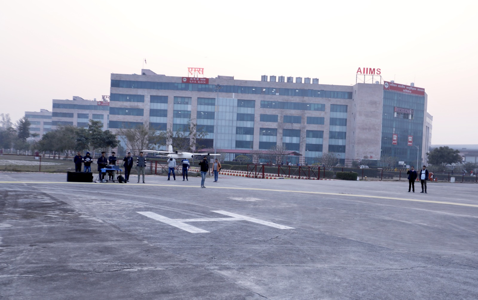 ड्रोन के जरिए सीएचसी हिंडोलाखाल पहुंचाई टीबी की दवा, एम्स की ड्रोन स्वास्थ्य सेवा का दूसरा परीक्षण भी रहा सफल, आपातकाल के लिए जल्द कराई जाएगी पहाड़ के स्वास्थ्य संस्थाओं एवं दुर्गम इलाकों की ड्रोन मैपिंग