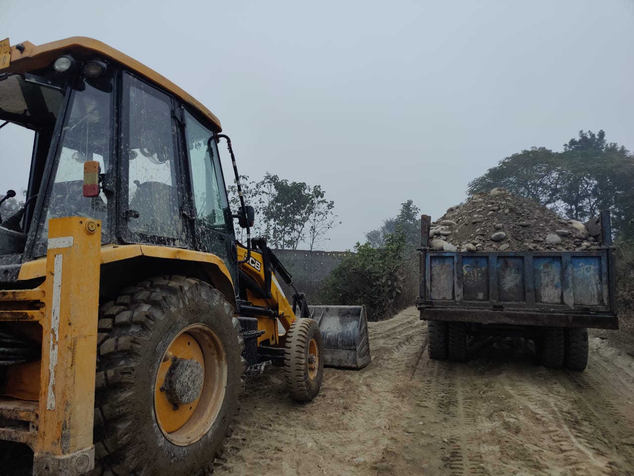 अवैध खनन पर डीएम धीराज सिंह गर्ब्याल सख्त, एसडीएम अजयवीर सिंह ने बिशनपुर क्षेत्र में की औचक छापेमारी, 02 जेसीबी एवं एक डंपर व 01 ट्रैक्टर ट्रॉली को किया सीज