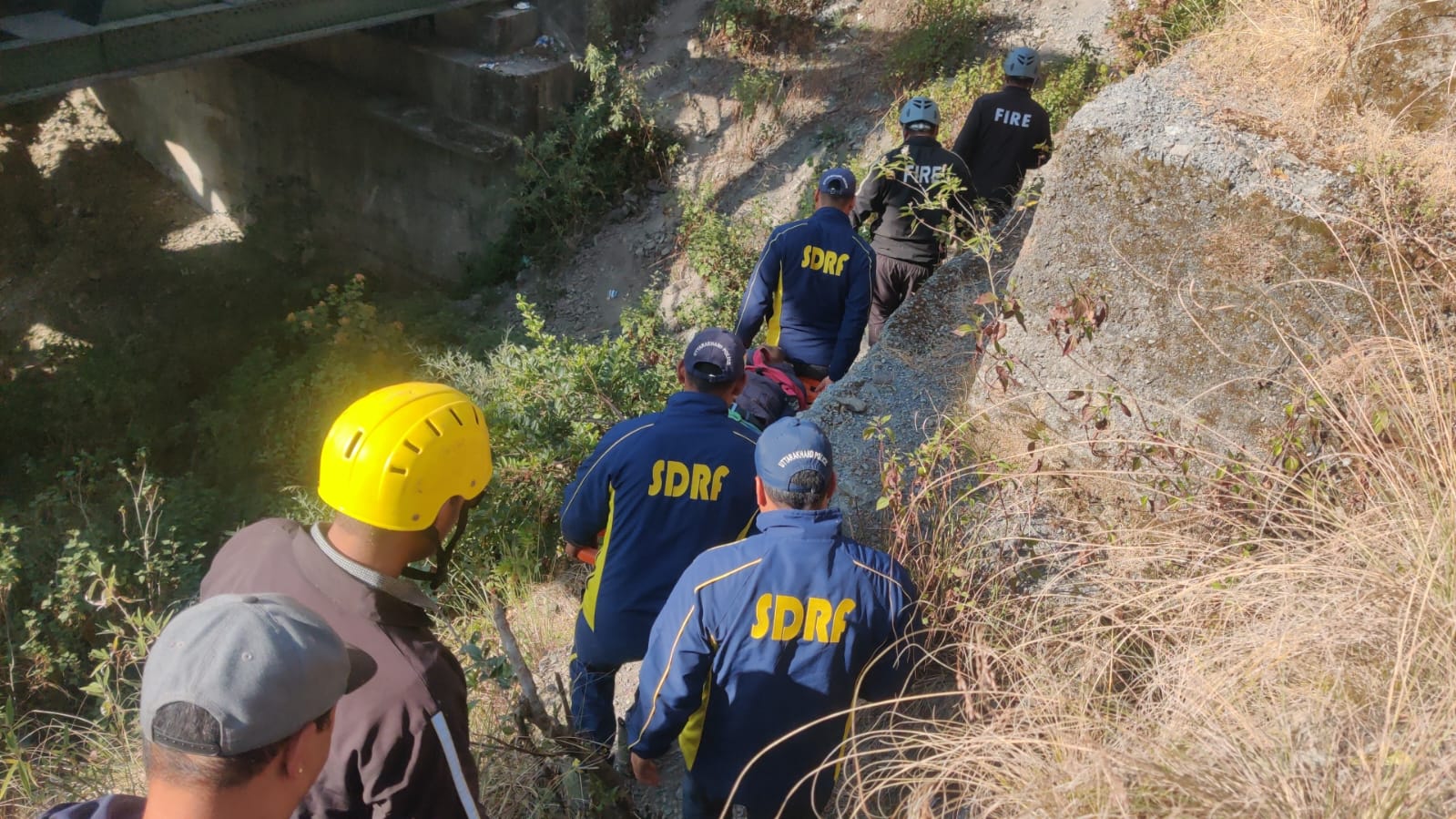 नैनीताल : रुसी बाईपास के पास खाई में गिरा ट्रक , SDRF ने चालक को  किया सकुशल रेस्क्यू