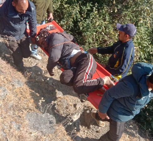 चकराता : मंगरोली बैंड के पास खाई में गिरा व्यक्ति, SDRF ने किया रेस्क्यू