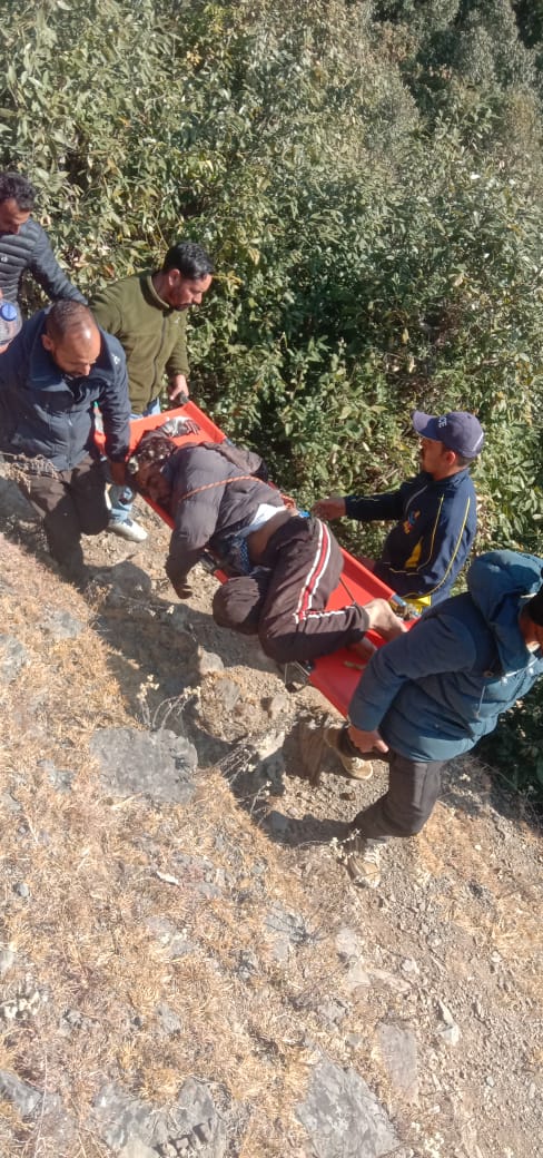 चकराता : मंगरोली बैंड के पास खाई में गिरा व्यक्ति, SDRF ने किया रेस्क्यू