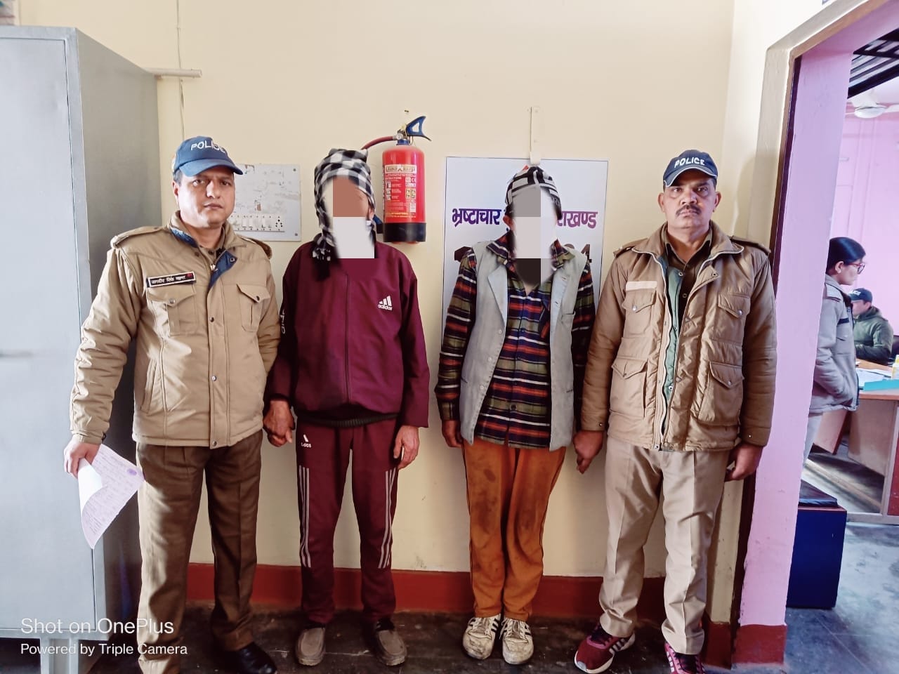 उत्तरकाशी : पुलिस ने 50 लीटर अवैध कच्ची शराब के साथ 02 को किया गिरफ्तार