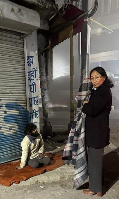 हरिद्वार : उत्तराखंड सिविल सर्विसेज ऑफीसर्स वाइव्स एसोसिएशन की ओर से सोनिया गर्ब्याल ने जरूरतमंदों को बांटे कंबल