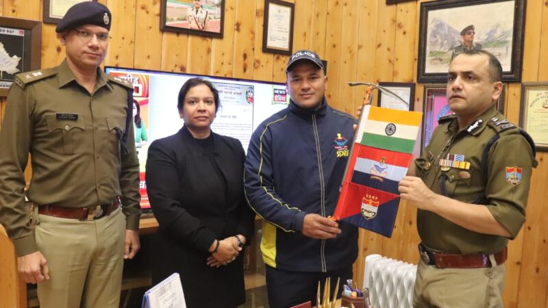 डीजीपी अभिनव कुमार ने SDRF में नियुक्त आरक्षी राजेन्द्र नाथ को दक्षिण अमेरिका की सबसे ऊंची चोटी माउंट अकोंकागुआ के सफल आरोहण के लिए किया फ्लैग ऑफ