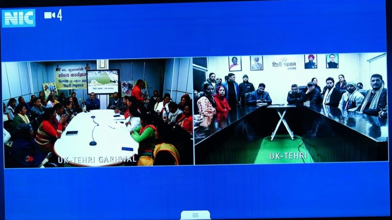 मुख्यमंत्री पुष्कर सिंह धामी ने विकसित भारत संकल्प यात्रा के तहत जनपद टिहरी गढवाल की महिला लाभार्थियों से किया संवाद