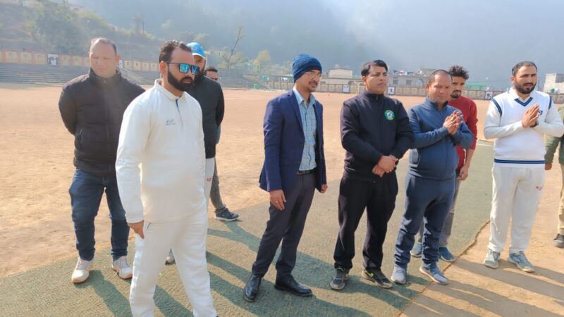 युवा दिवस पर मैत्रीपूर्ण क्रिकेट मैच का हुआ आयोजन, पुलिस और जिला पंचायत के बीच हुआ फाइनल मुकाबला