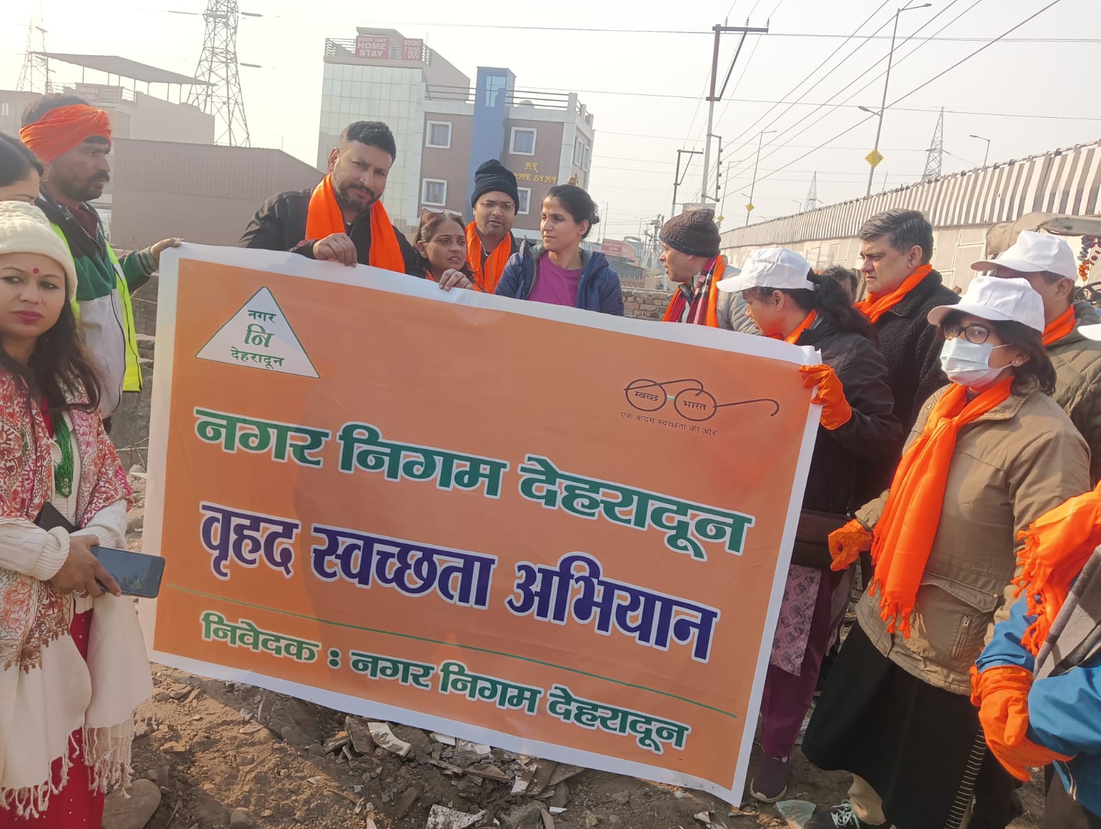 सीएम धामी के निर्देश पर डीएम सोनिका ने सफाई कर स्वच्छता अभियान का किया विधिवत् शुभारंभ, जनपदवासियों से की यह अपील ……..