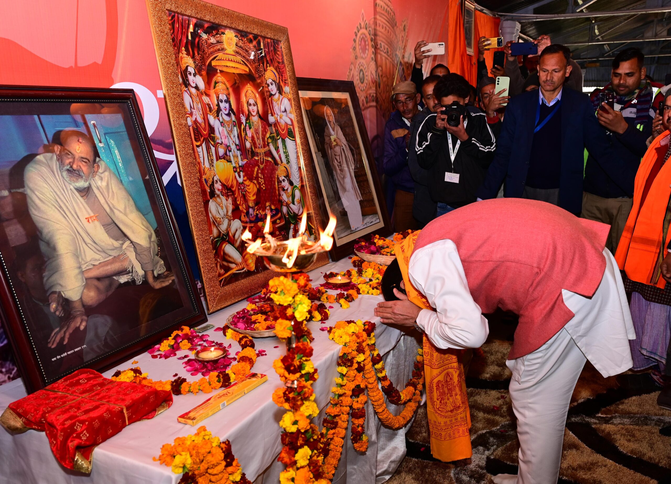 उत्तरायणी पर्व के सुअवसर पर कैंचीधाम से प्रदेश में “सांस्कृतिक उत्सव” का हुआ आगाज, सीएम पुष्कर सिंह धामी ने कैंची धाम परिसर स्थित श्री राम शिला की साफ़-सफाई कर की पूजा अर्चना