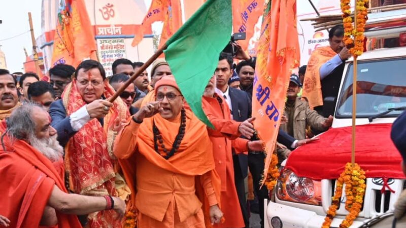 मुख्यमंत्री पुष्कर सिंह धामी ने मां गंगा का पवित्र जल ब्रह्मकुण्ड से कलशों में एकत्रित कर कलश यात्रा को अयोध्या के लिये किया रवाना