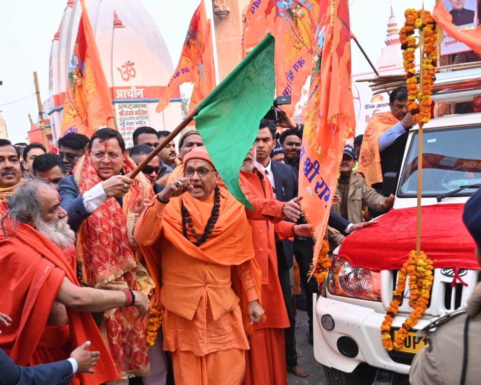 मुख्यमंत्री पुष्कर सिंह धामी ने मां गंगा का पवित्र जल ब्रह्मकुण्ड से कलशों में एकत्रित कर कलश यात्रा को अयोध्या के लिये किया रवाना