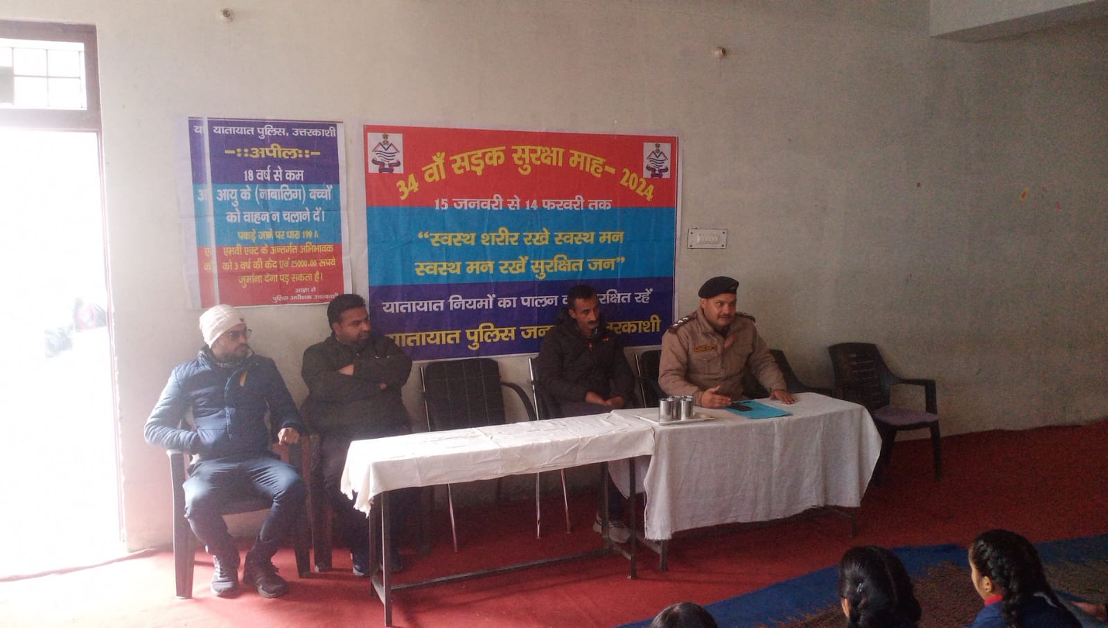 उत्तरकाशी : यातायात पुलिस ने डुंडा में जन-जागरूकता शिविर किया आयोजित