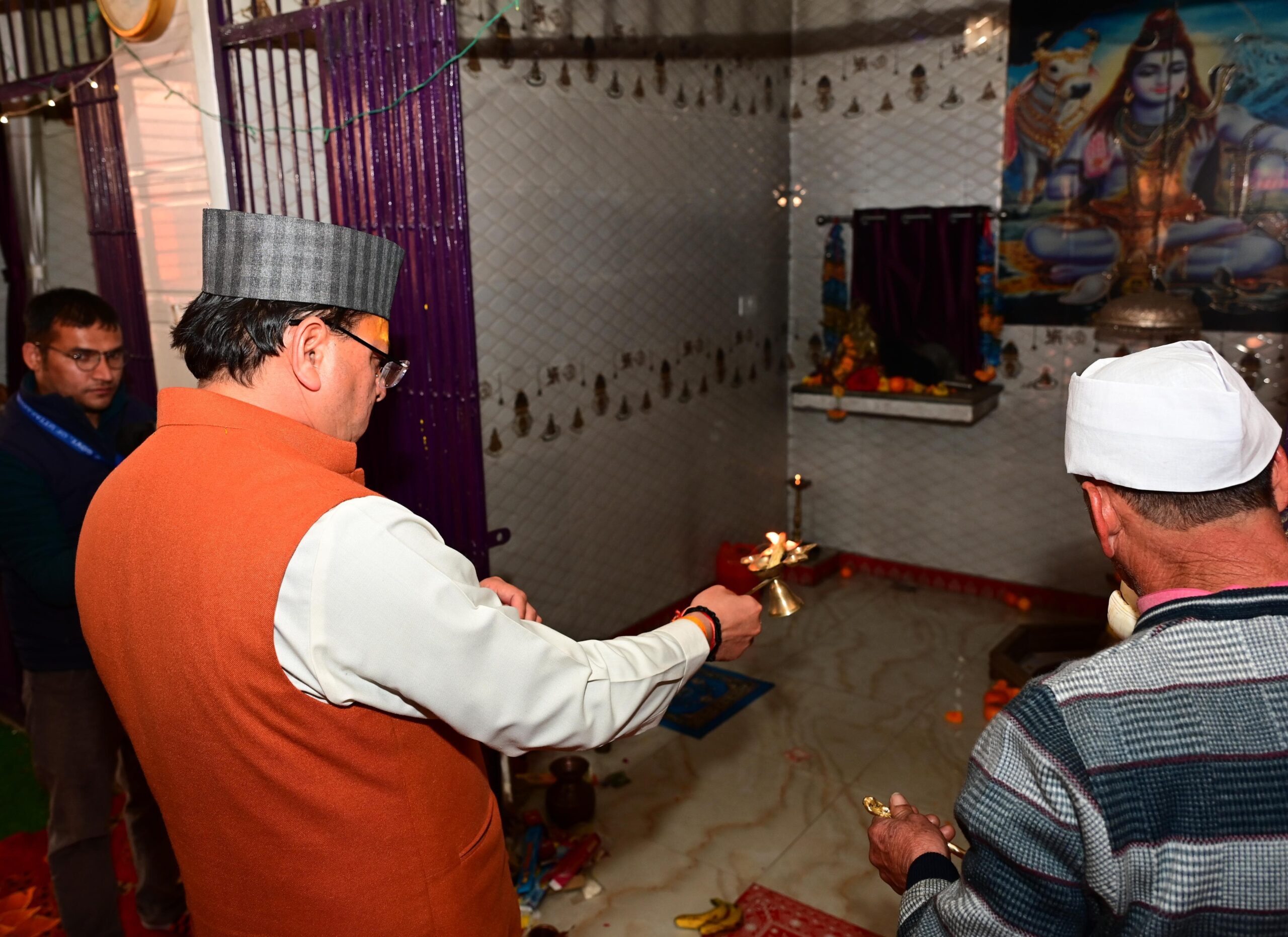 मुख्यमंत्री पुष्कर सिंह धामी ने पिथौरागढ़ स्थित चटकेश्वर मंदिर व सैनी गांव के देवल समेत मंदिर में पूजा अर्चना कर प्रदेश की सुख शांति व समृद्धि की कामना की