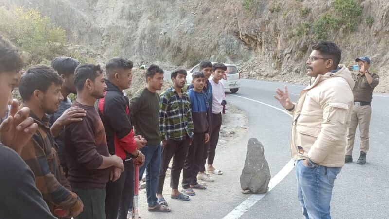 एसपी अजय गणपति ने ग्राम सिंगदा के युवाओं को नशे के विरूद्ध किया जागरूक, दी यह जानकारी ……