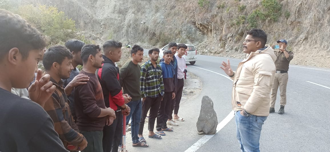 एसपी अजय गणपति ने ग्राम सिंगदा के युवाओं को नशे के विरूद्ध किया जागरूक, दी यह जानकारी ……