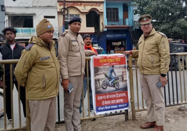टनकपुर : पुलिस एवं परिवहन विभाग की संयुक्त टीम ने सार्वजनिक स्थानों पर लगाये यातायात जागरूकता सम्बन्धी फ्लेक्सी बोर्ड