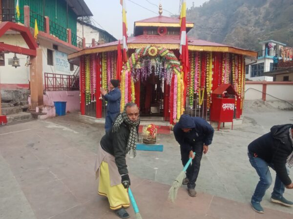 भगवान श्री राममंदिर प्राण प्रतिष्ठा समारोह के उपलक्ष्य में सिद्ध पीठ कालीमठ मंदिर में श्री बदरीनाथ-केदारनाथ मंदिर समिति ने चलाया स्वच्छता जनजागरण अभियान