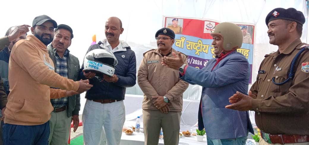 एसपी अजय गणपति ने 34 वें सड़क सुरक्षा माह के अन्तर्गत दोपहिया वाहन रैली को दिखायी हरी झंडी, चम्पावत में वाहन चालकों को किये हेल्मेट वितरित