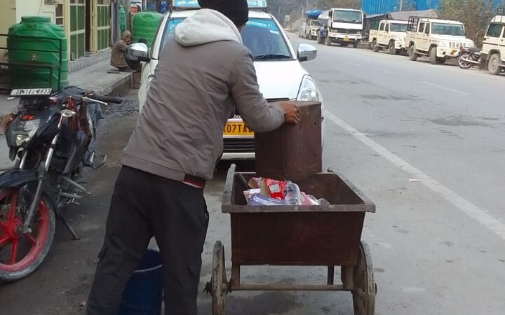 एसडीएम संदीप कुमार ने गीता भवन एवं दुर्गा मंदिर सहित विभिन्न मंदिरों में जाकर साफ सफाई और तैयारियों को लेकर किया निरीक्षण