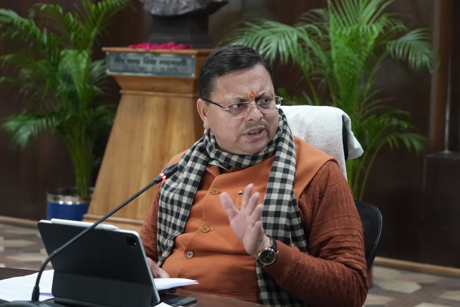 मुख्यमंत्री पुष्कर सिंह धामी ने सचिवालय में सीएम हेल्पलाइन 1905 की समीक्षा के दौरान दिए निर्देश, कहा – शीर्ष प्राथमिकता हो जनता की शिकायतों का समाधान