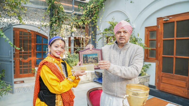 कुलाधिपति श्रीमहंत देवेन्द्र दास जी महाराज ने एसजीआरआर विश्वविद्यालय ने पूर्व छात्रा सृष्टि को सम्मानित कर 51 हजार रूपये का चेक किया भेंट, राष्ट्रीय युवा महोत्सव एकल लोकनृृत्य में उतराखण्ड की बेटी को मिला है पहला स्थान