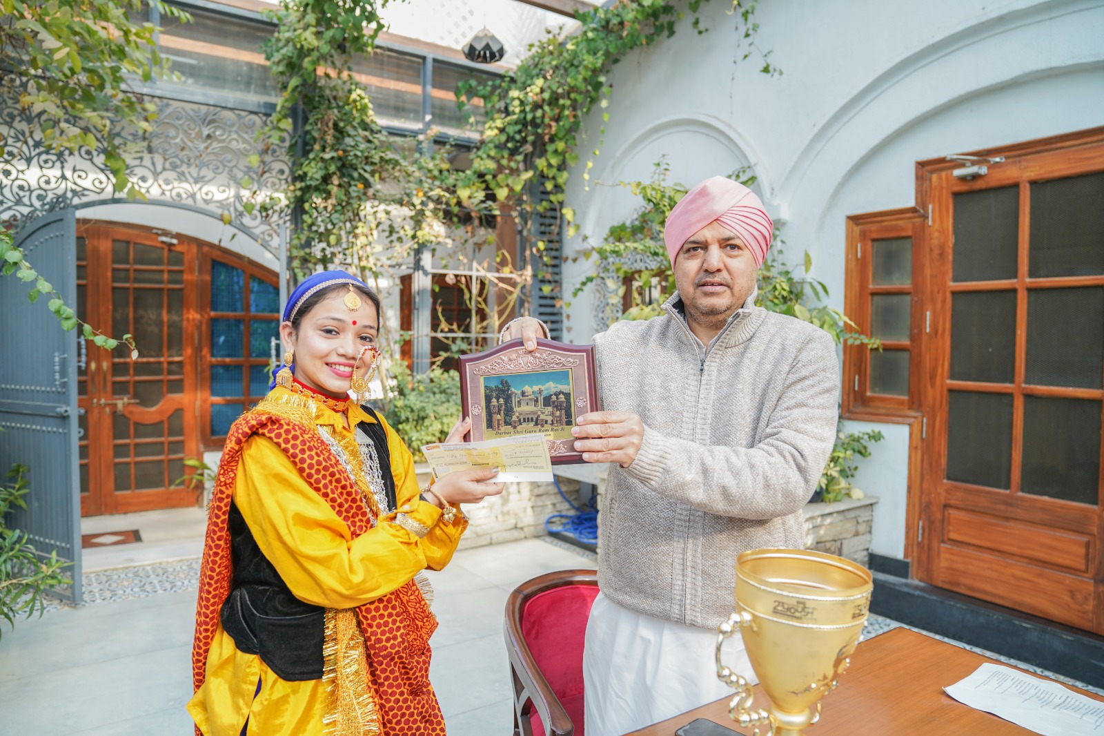 कुलाधिपति श्रीमहंत देवेन्द्र दास जी महाराज ने एसजीआरआर विश्वविद्यालय ने पूर्व छात्रा सृष्टि को सम्मानित कर 51 हजार रूपये का चेक किया भेंट, राष्ट्रीय युवा महोत्सव एकल लोकनृृत्य में उतराखण्ड की बेटी को मिला है पहला स्थान