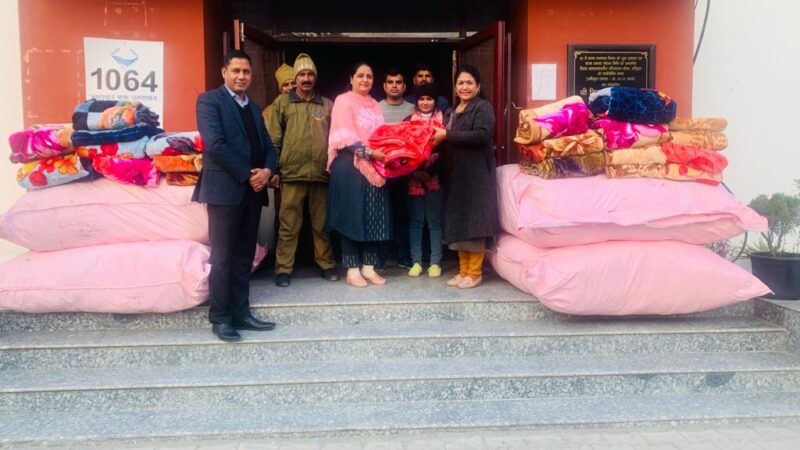 शीत लहर तथा कोहरे को देखते हुये कई कम्पनियां निराश्रित व बेसहारा लोगों की मदद के लिये आई आगे, डीएम धीराज सिंह गर्ब्याल ने की कम्पनियों की भूरि-भूरि प्रशंसा