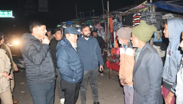 डीएम एवं एसएसपी ने घने कोहरे व शीत लहरी के दृष्टिगत देर रात्रि में शहर के विभिन्न क्षेत्रों में घूम-घूमकर निराश्रित व बेसहारा लोगों का हालचाल जाना तथा कम्बलों का किया वितरण
