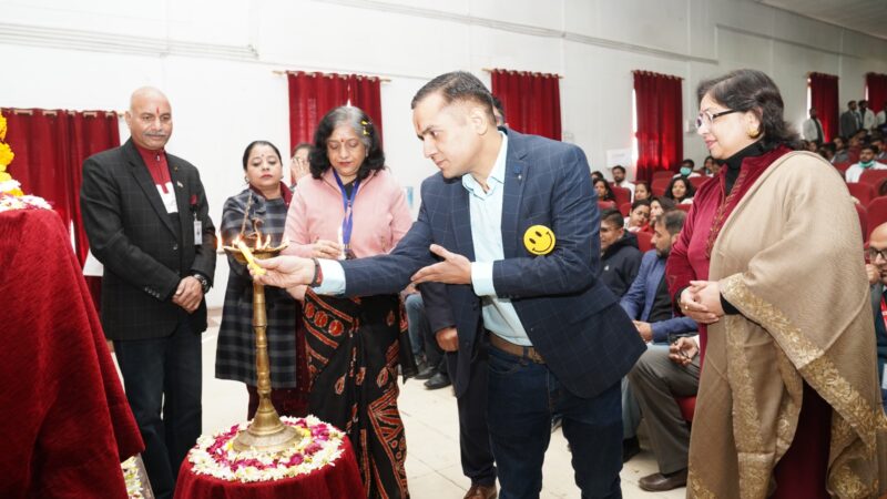 श्री गुरु राम राय विश्वविद्यालय में 2 घण्टे तक हा हा हा…., अन्तर्राष्ट्रीय लाफ्टर योग गुरु हरीश रावत ने खूब हंसाया, वर्ल्ड रिकाॅर्ड होल्डर के साथ लाफ्टर योग सैशन में लोटपोट हुए फेकल्टी और छात्र-छात्राएं