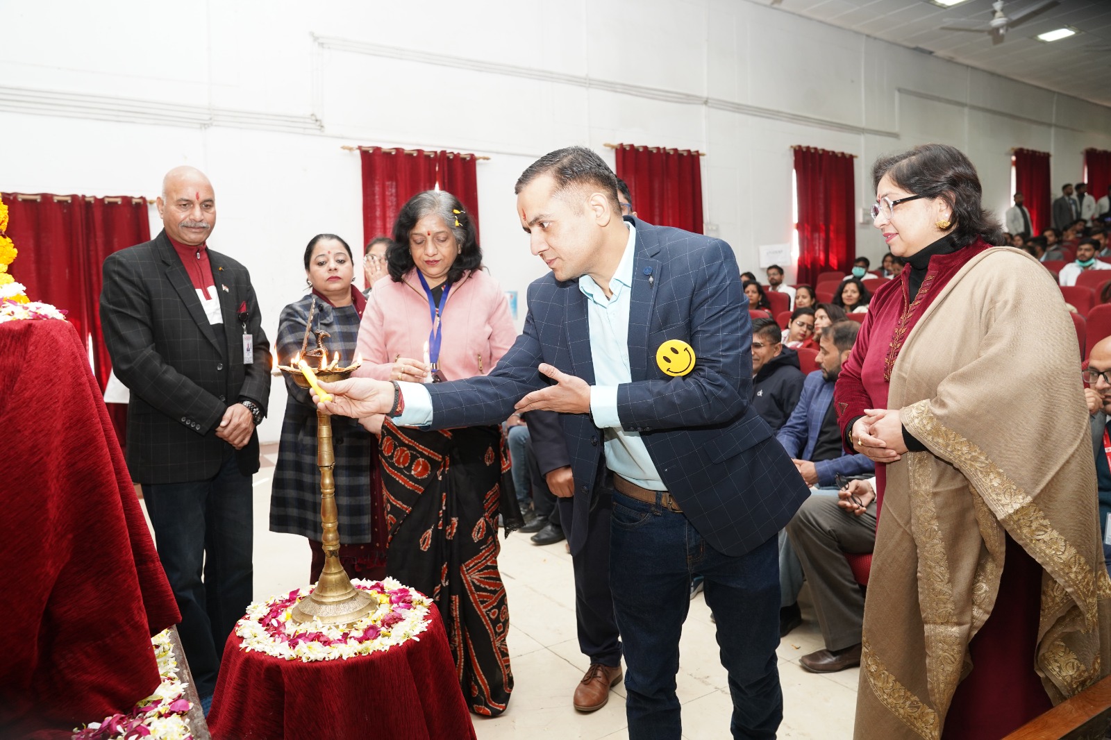 श्री गुरु राम राय विश्वविद्यालय में 2 घण्टे तक हा हा हा…., अन्तर्राष्ट्रीय लाफ्टर योग गुरु हरीश रावत ने खूब हंसाया, वर्ल्ड रिकाॅर्ड होल्डर के साथ लाफ्टर योग सैशन में लोटपोट हुए फेकल्टी और छात्र-छात्राएं