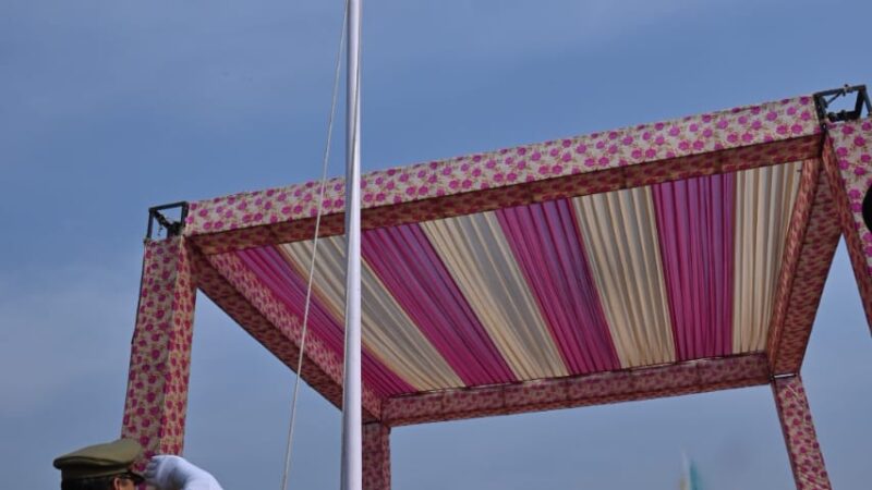 गणतंत्र दिवस पर कैबिनेट मंत्री सतपाल महाराज ने झण्डा रोहण कर आयोजित परेड का निरीक्षण किया तथा सलामी ली, कहा – हमारी सरकार दूरस्थ व पिछड़े क्षेत्रों के विकास के लिये पूरी तरह प्रतिबद्ध