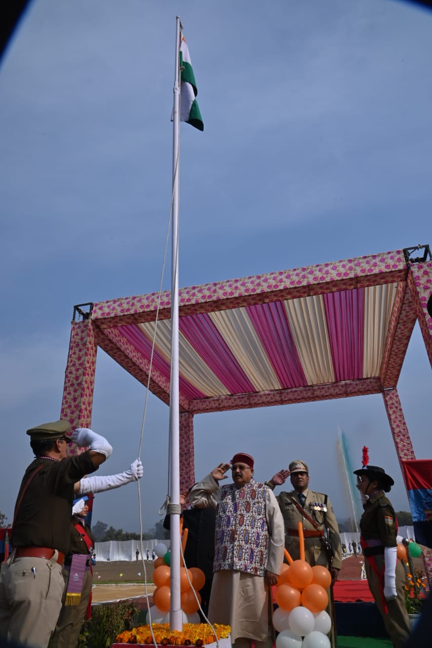 गणतंत्र दिवस पर कैबिनेट मंत्री सतपाल महाराज ने झण्डा रोहण कर आयोजित परेड का निरीक्षण किया तथा सलामी ली, कहा – हमारी सरकार दूरस्थ व पिछड़े क्षेत्रों के विकास के लिये पूरी तरह प्रतिबद्ध
