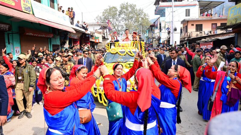 सीएम धामी ने रुद्रप्रयाग नारी शक्ति वंदन महोत्सव के अंतर्गत आयोजित ब्वै, ब्वारी, नौनी कौथिग में किया प्रतिभाग; हज़ारों की संख्या में स्थानीय जनता ने किया मुख्यमंत्री का स्वागत, कहा – प्रदेश में जल्द लागू होगी यूसीसी