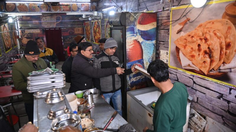 डीएम धीराज सिंह गर्ब्याल के निर्देश पर भोजनालयों व दुकानों में चलाया गया वृहद छापेमारी  का अभियान, 08 प्रतिष्ठानों के एंटी लिट्रिंग एवं पॉलिथीन में चालान कर वसूले गये 7500 रुपए 