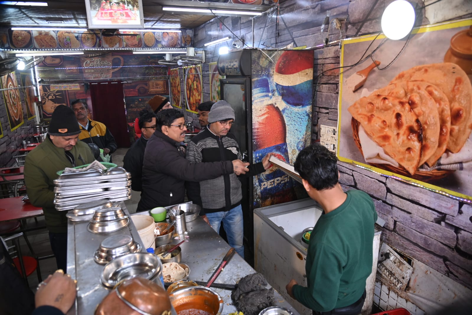 डीएम धीराज सिंह गर्ब्याल के निर्देश पर भोजनालयों व दुकानों में चलाया गया वृहद छापेमारी  का अभियान, 08 प्रतिष्ठानों के एंटी लिट्रिंग एवं पॉलिथीन में चालान कर वसूले गये 7500 रुपए 