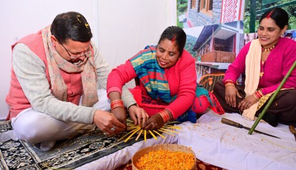 मुख्यमंत्री पुष्कर सिंह धामी ने ब्वै, ब्वारी, नौनी कौथिग के दौरान महिलाओं संग बनाया चौलाई से तैयार महाप्रसाद; महिलाओं संग साझा की बचपन की यादें
