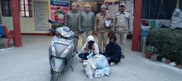 डुंडा पुलिस ने 03 पेटी अवैध अंग्रेजी शराब के 02 को किया गिरफ्तार