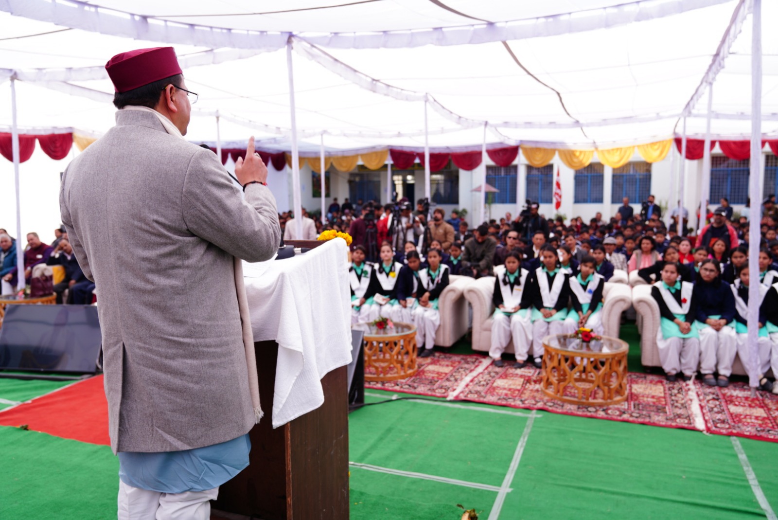 मुख्यमंत्री पुष्कर सिंह ने जीजीआईसी कौलागढ़ में विद्यार्थियों के साथ प्रधानमंत्री नरेन्द्र मोदी के परीक्षा पर चर्चा 2024 कार्यक्रम में किया प्रतिभाग