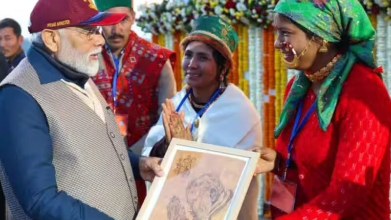 प्रधानमंत्री नरेंद्र मोदी को उत्तरकाशी के हर्षिल निवासी अनुप्रिया रावत ने भोजवासा क्षेत्र के पवित्र भोजपत्र में बनी टकनौरी पेंटिंग की भेंट