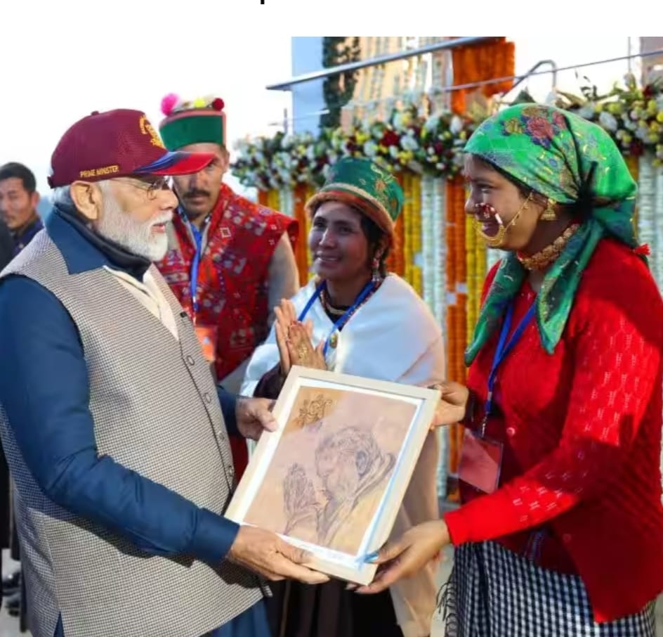 प्रधानमंत्री नरेंद्र मोदी को उत्तरकाशी के हर्षिल निवासी अनुप्रिया रावत ने भोजवासा क्षेत्र के पवित्र भोजपत्र में बनी टकनौरी पेंटिंग की भेंट