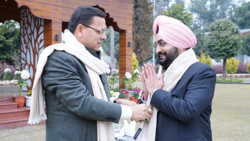 मुख्य सचिव के रूप में अपना कार्यकाल पूर्ण होने पर डॉ. एसएस सन्धु ने मुख्यमंत्री पुष्कर सिंह धामी से की भेंट