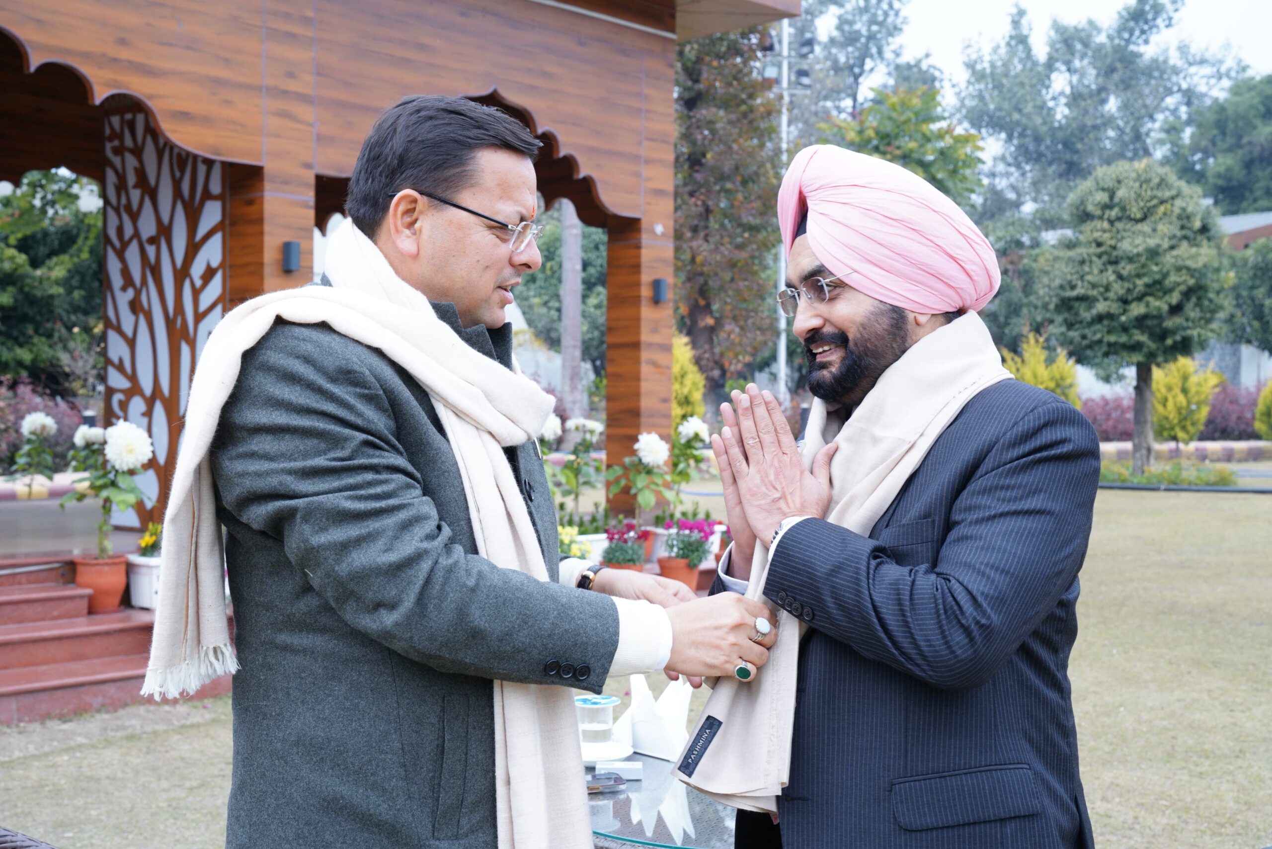 मुख्य सचिव के रूप में अपना कार्यकाल पूर्ण होने पर डॉ. एसएस सन्धु ने मुख्यमंत्री पुष्कर सिंह धामी से की भेंट