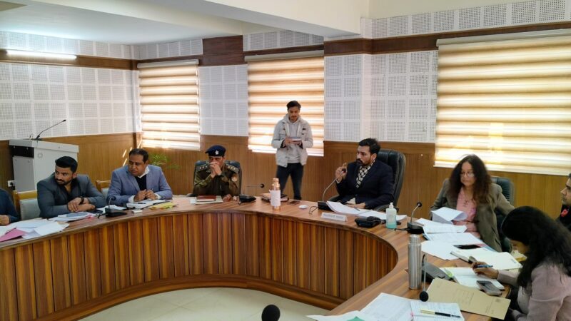 लंबित राजस्व वादों की प्रगति बढ़ाना करें सुनिश्चित – डीएम डॉ. आशीष चौहान