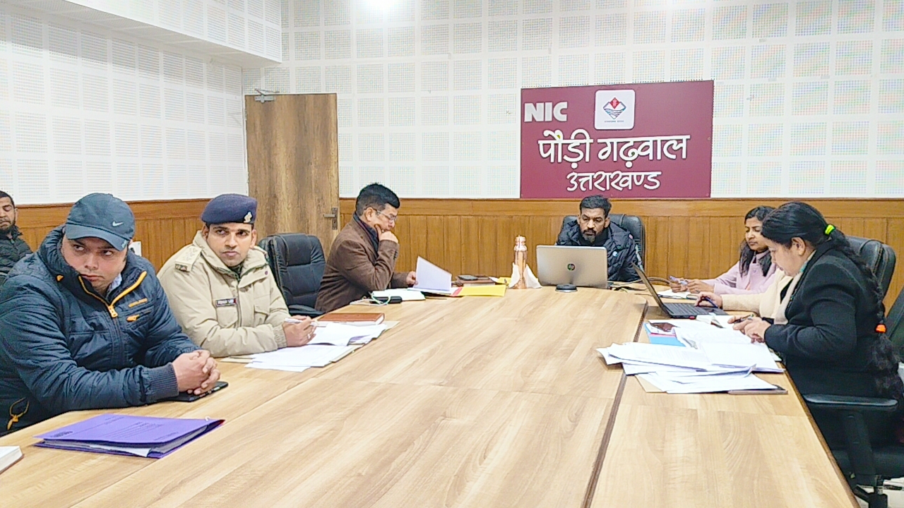 डीएम डॉ. आशीष चौहान ने ली जिला सड़क सुरक्षा समिति की बैठक, शराब पीकर वाहन चलाने वालों पर कार्यवाही करने के दिए निर्देश, कहा – पालाग्रस्त क्षेत्रों में करें नियमित चूना छिड़काव