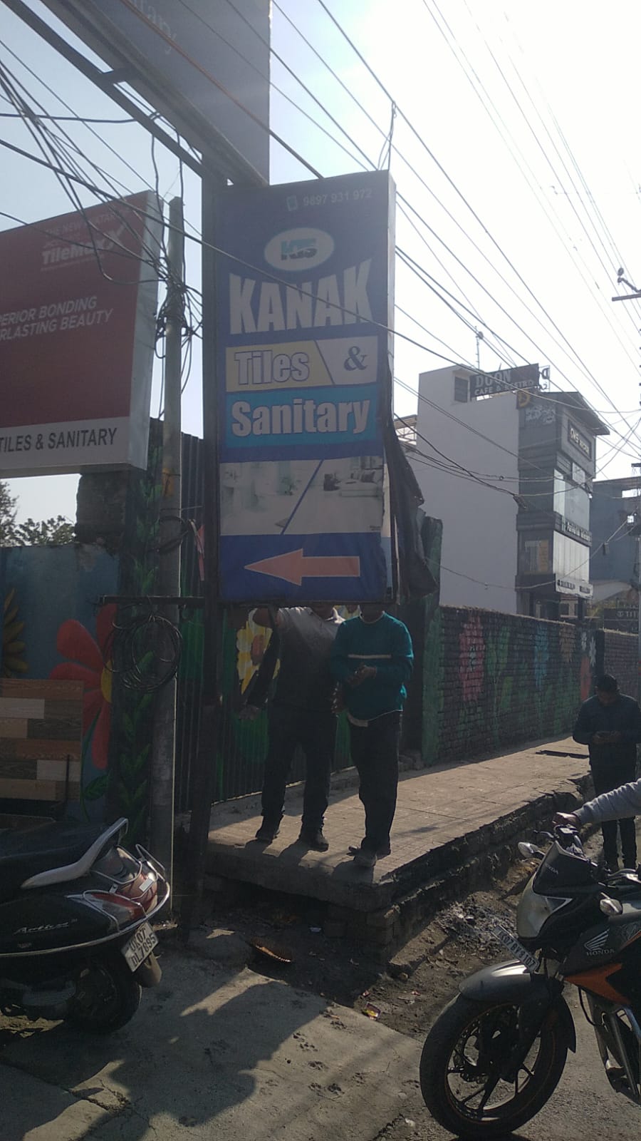 डीएम सोनिका के निर्देशन में चलाया गया अवैध अतिक्रमण के खिलाफ अभियान, टीम ने अतिक्रमण मुक्त अभियान के तहत अवैध होर्डिंग्स भी हटाये, इनका चालान कर लगाया अर्थदंड