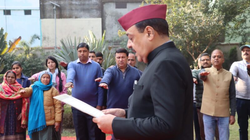 गणतंत्र दिवस पर आयुक्त गढवाल मण्डल विनय शंकर पाण्डेय ने आयुक्त शिविर कार्यालय में किया ध्वजारोहण